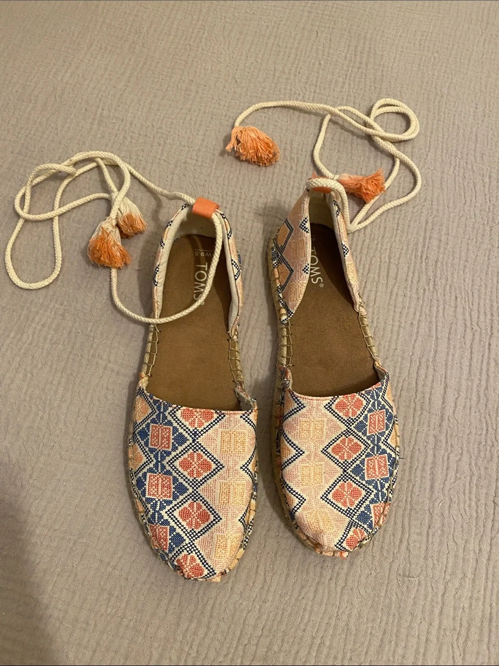 TOMS Coral & Navy Patterned Espadrille Lace-Up Flats. Size 9.5 . New